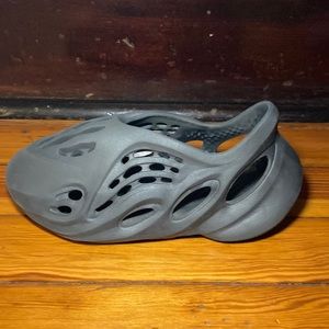 Adidas Yeezy foam runner onyx color way